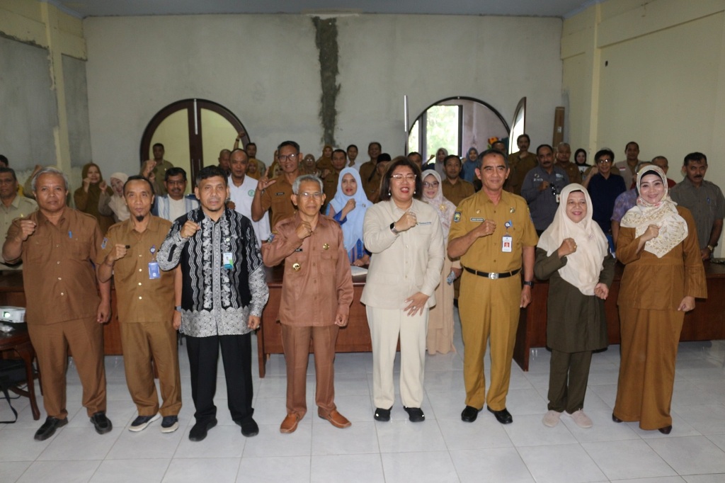 RAKOR: Staf Khusus Kementerian Koperasi Sweeta Melanie (empat dari kanan) menghadiri Rakor Percepatan pembentukan koperasi  Merah Putih di PLUT KUKM NTB Selasa (29/4/25) lalu.
