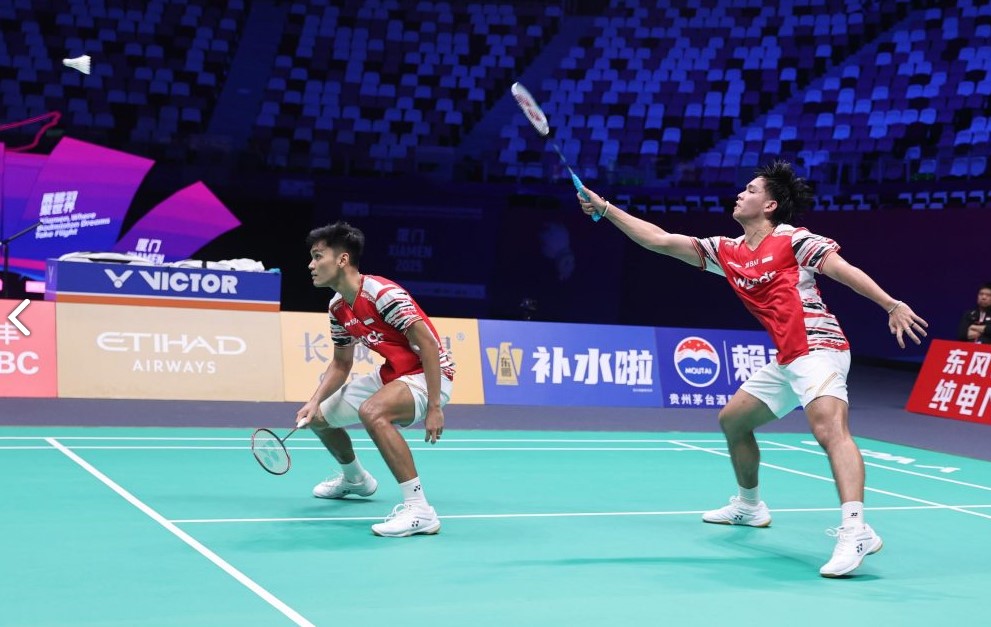 Pasangan ganda putra Muhammad Shohibul Fikri/Daniel Marthin berhasil mengalahkan wakil Denmark dalam pertandingan terakhir fase grup Piala Sudirman 2025.