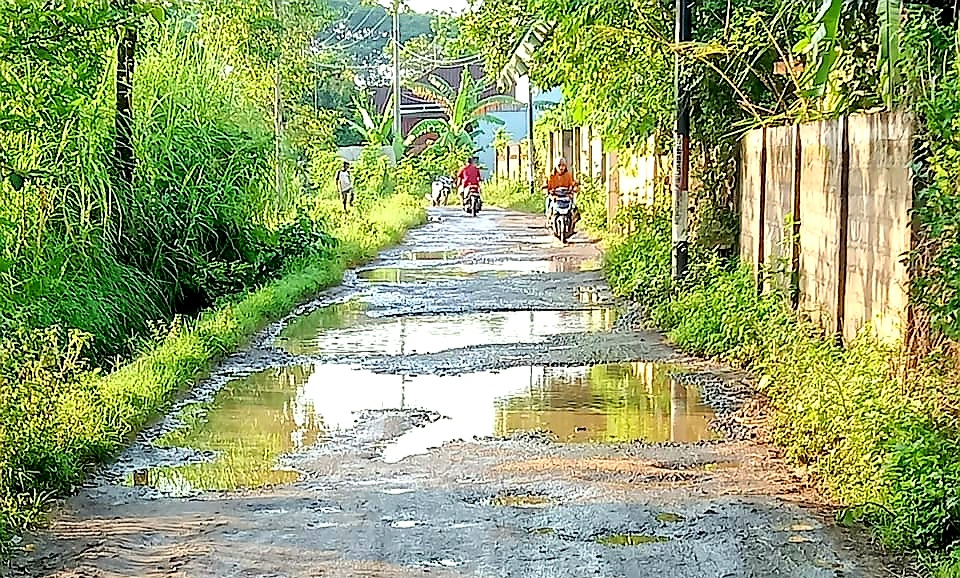 RUSAK PARAH: Kondisi jalan penghubung antara Kabupaten Lombok Barat dan Kota Mataram yang ada di Desa Sesela rusak parah.
