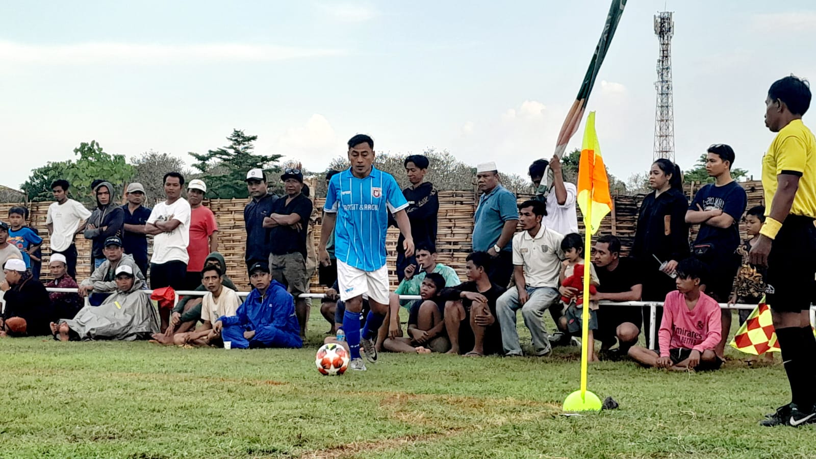 Pesepakbola eks Bintang Timnas Indonesia Samsul Arif berhasil mengemas dua gol dalam laga Walikota Cup II di Lapangan Selagalas Mataram, Jumat (2/5).