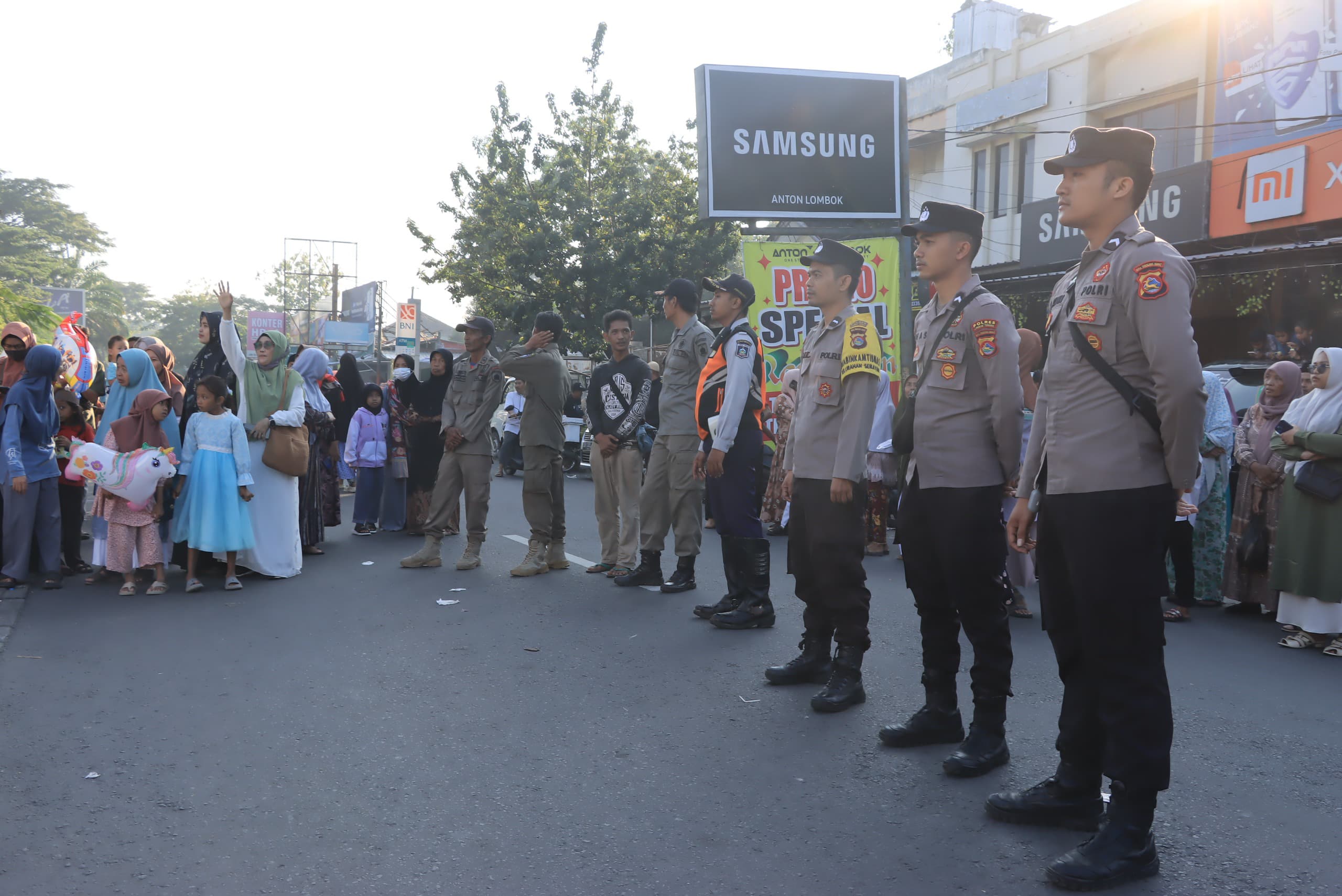 Polisi nampak mengawal t pemberangkatan Jemaah Calon Haji JCH Kloter 02 Lombok Tengah  di Masjid Agung Praya, Jumat 2/5/25