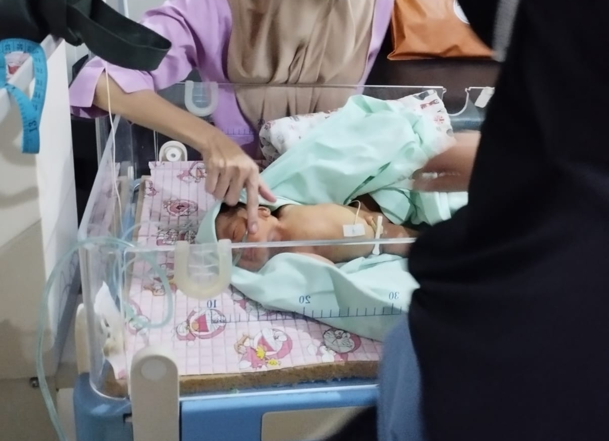 Kondisi Bayi perempuan yang ditemukan di Puskesmas Selong, saat menjalani perawatan, Jumat (1/5).(Humas Polres Lotim untuk Lombok Post).