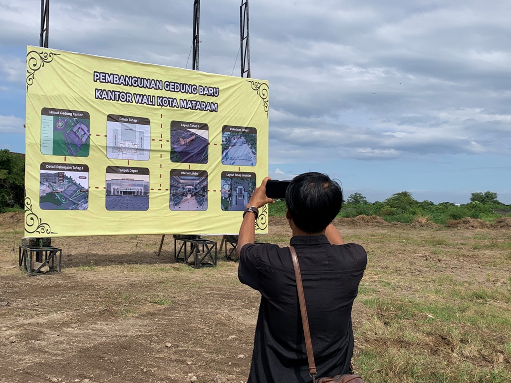 MULAI DIBANGUN: Lahan kosong yang akan segera dibangun Kantor Wali Kota Mataram di wilayah Jempong. Menunjukkan grand design pembangunan.&nbsp;