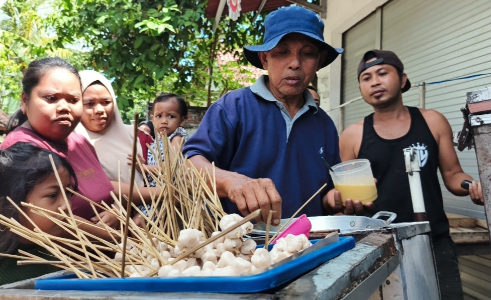 Zaenudin, penjual telur gulung yang berhasil jadi jamaah haji kloter I