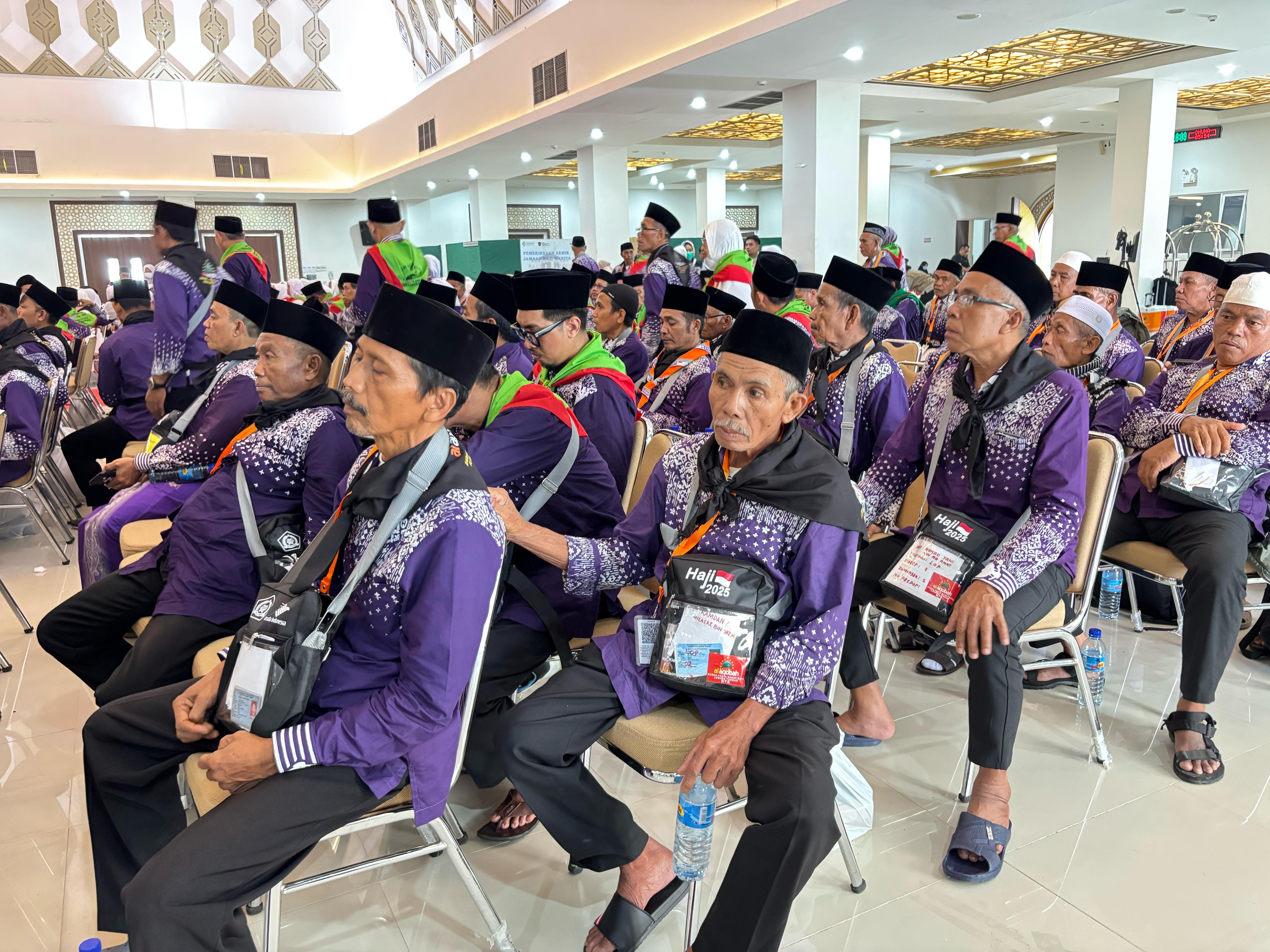 KLOTER DUA: Kedatangan kloter 2 jamaah calon haji asal Lombok Tengah di aula BIR ALI 2 UPT Asrama Haji Embarkasi Lombok.