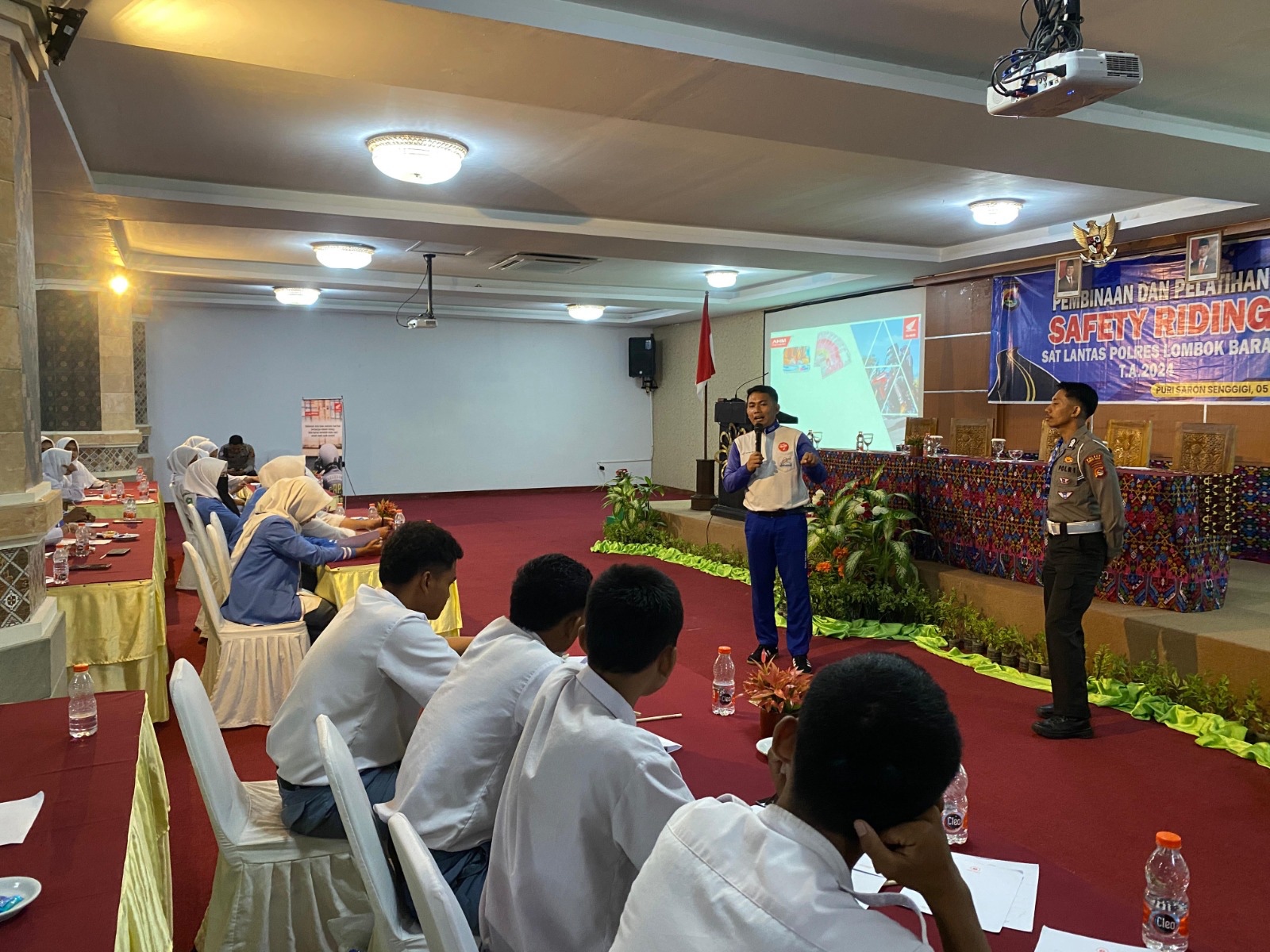 Peduli Keselamatan : tim safety riding Astra Motor NTB bersama kepolisian saat sosialisasi berkendara secara aman.
