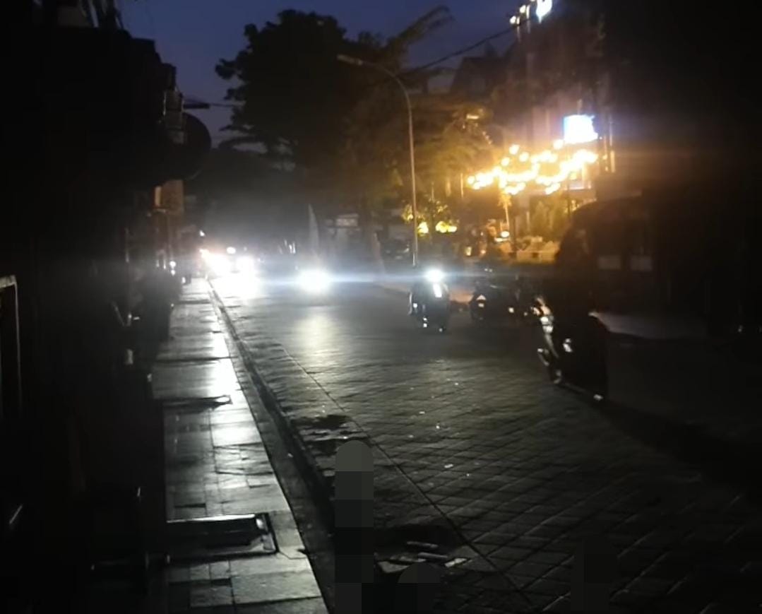 Tangkapan layar kondisi wilayah Kuta, Bali gelap gulita pada Jumat (2/5).