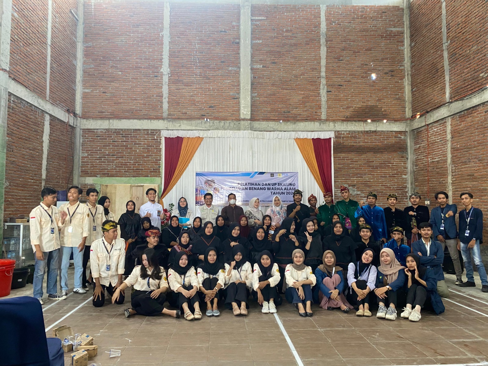 Tim peneliti UMMAT berfoto bersama dengan para perajin tenun, usai menjalani pelatihan menenun berbasis syariah dan teknologi digital, di di Desa Sukarara, Kecamatan Jonggat, Lombok Tengah.