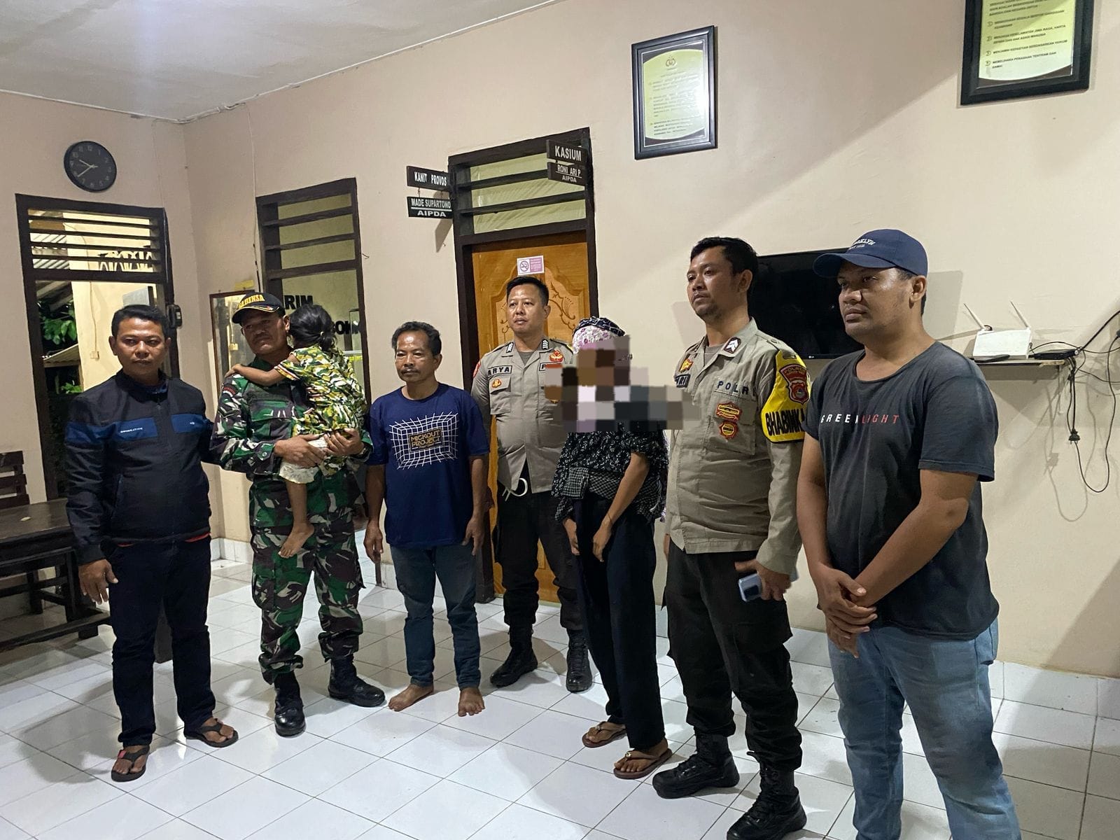 Anak 6 tahun ditemukan di Pelabuhan Kayangan dan diamankan di Polsek KP3, Jumat (2/5).