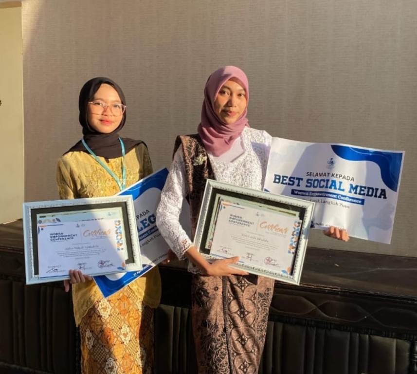 MEMBANGGAKAN: Siswa MAN 2 Mataram Ananda Aulya Vaiqah Salsabila dan Risti Latifa Salsabila menjadi peserta terbaik dalam&nbsp; Lomba Women Empowerment Conference, pekan lalu.