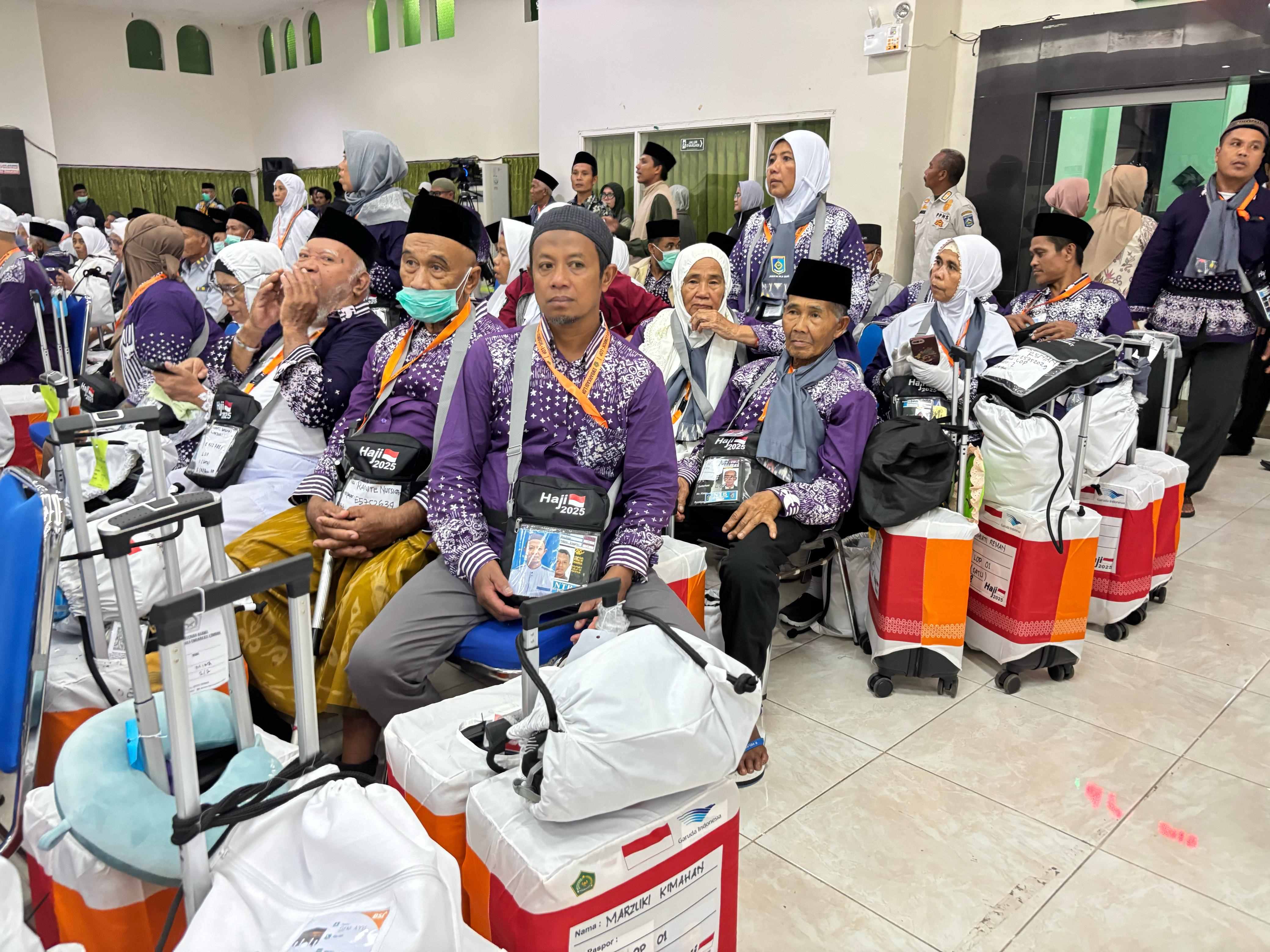 Jemaah Calon Haji JCH Kloter 1 Lombok Barat, saat mengikuti pelepasan menuju Bizam kemudian terbang ke Tanah Suci, di aula BIR ALI 1 UPT Asrama Haji Embarkasi Lombok, Jumat dini hari (2/5).