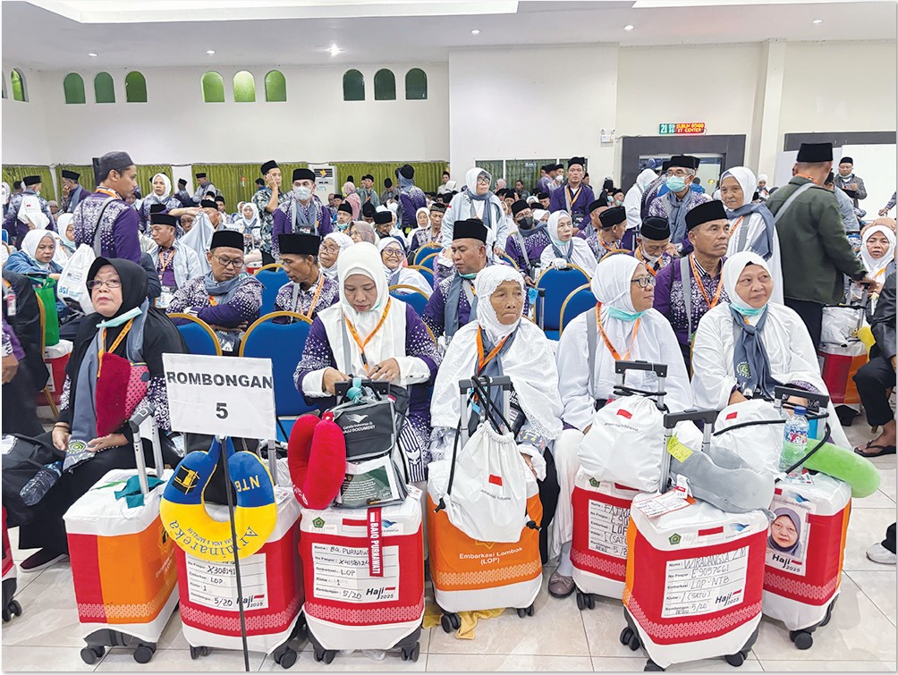 SEMOGA MABRUR: Ratusan JCH kloter I asal Lombok Barat saat pelepasan menuju Tanah Suci di Aula BIR ALI I UPT Asrama Haji Embarkasi Lombok, tadi malam (1/5).