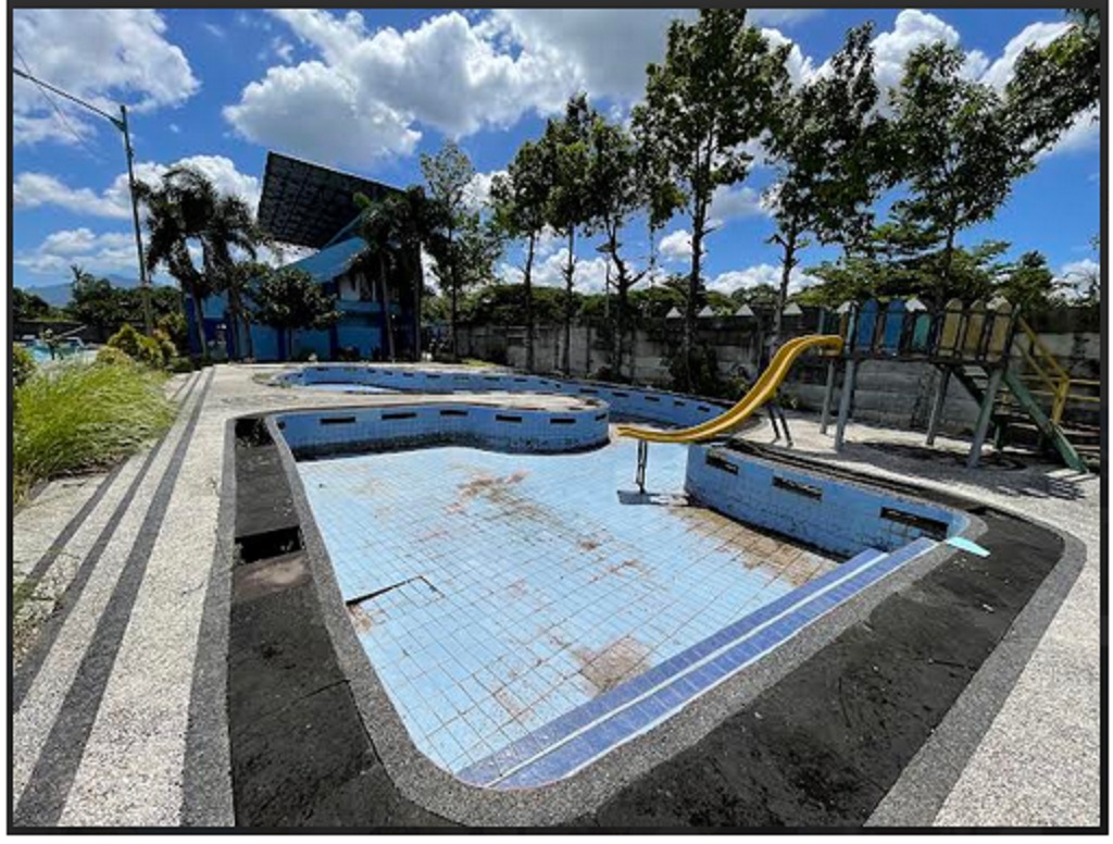KERING: Tampak kolam renang anak di sisi timur kawasan MWP yang tidak difungsikan, Kamis (1/5).