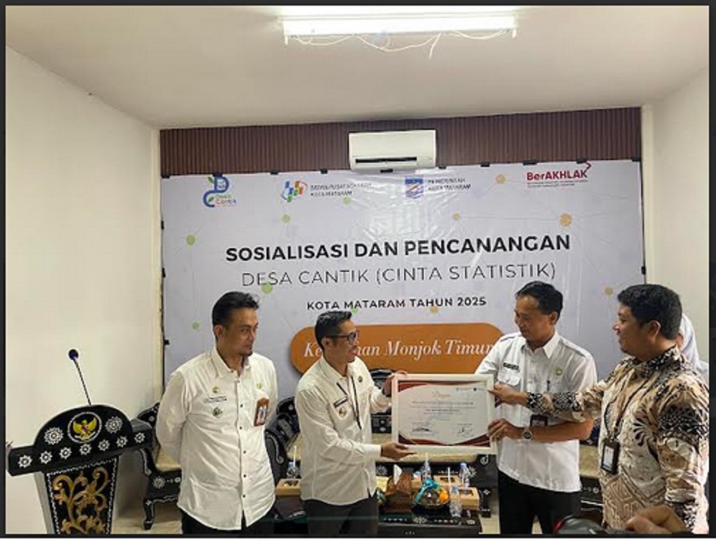 Kepala Diskominfotik Kota Mataram I Nyoman Suandiasa dan Kepala BPS Kota Mataram Muhammad Reza Nugraha menyerahkan piagam Desa Cantik 2025 pada Lurah Monjok Timur Sumanto, didampingi Camat Selaparang.