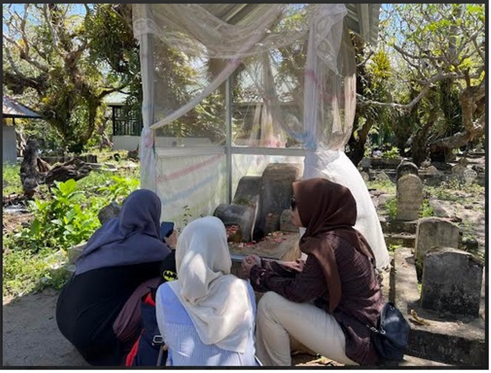 BERZIARAH: Tiga orang perempuan tengah menziarahi makam Saleh Sungkar di Bintaro, Ampenan, Kota Mataram, Kamis (1/5).