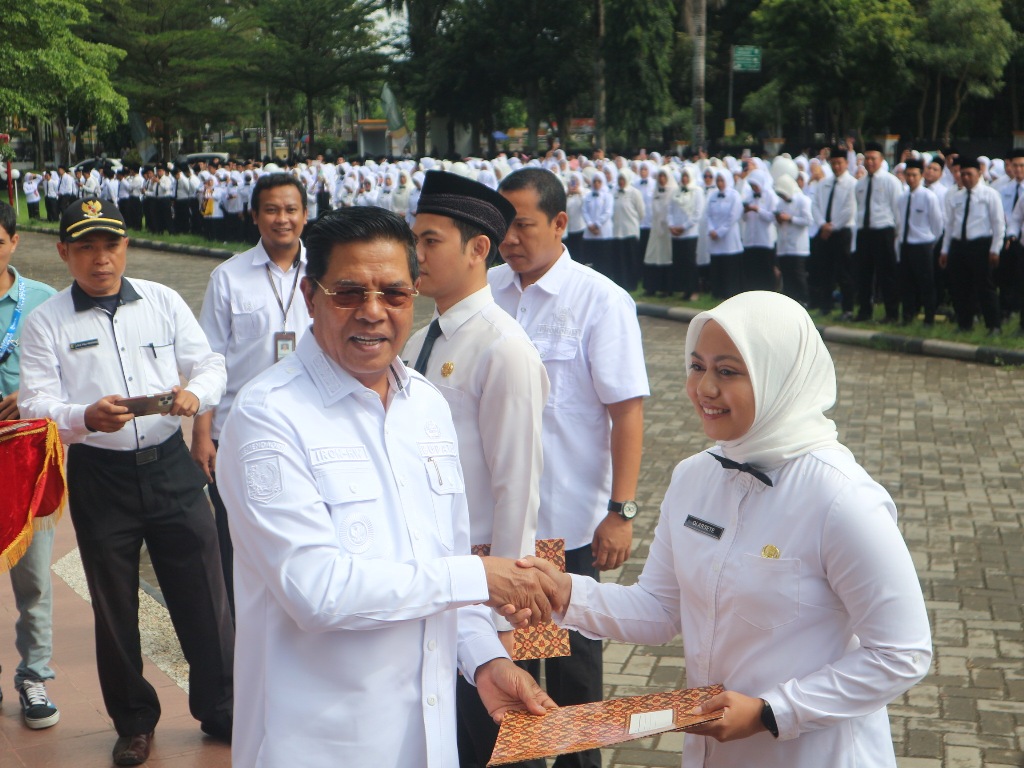 WAJAH BAHAGIA: Bupati Lombok Timur (Lotim) H Haerul Warisin saat menyerahkan Surat Keputusan (SK) pengangkatan Pegawai Pemerintah dengan Perjanjian Kerja (PPK) dan Pegawai Negeri Sipil (PNS).