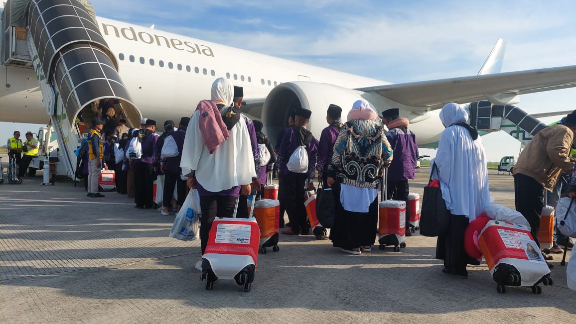 MENUJU TANAH SUCI: Ratusan jamaah calon haji kloter 02 asal Loteng menaiki pesawat melalui BIZAM menuju Arab Saudi, Sabtu (3/5).