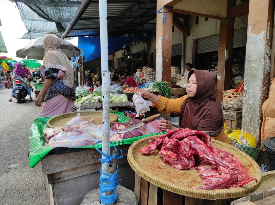 MELONJAK: Salah satu pedagang daging sapi di Pasar Mandalika, Mataram. Harga daging sapi kini melonjak hingga Rp150 ribu per kilogram.