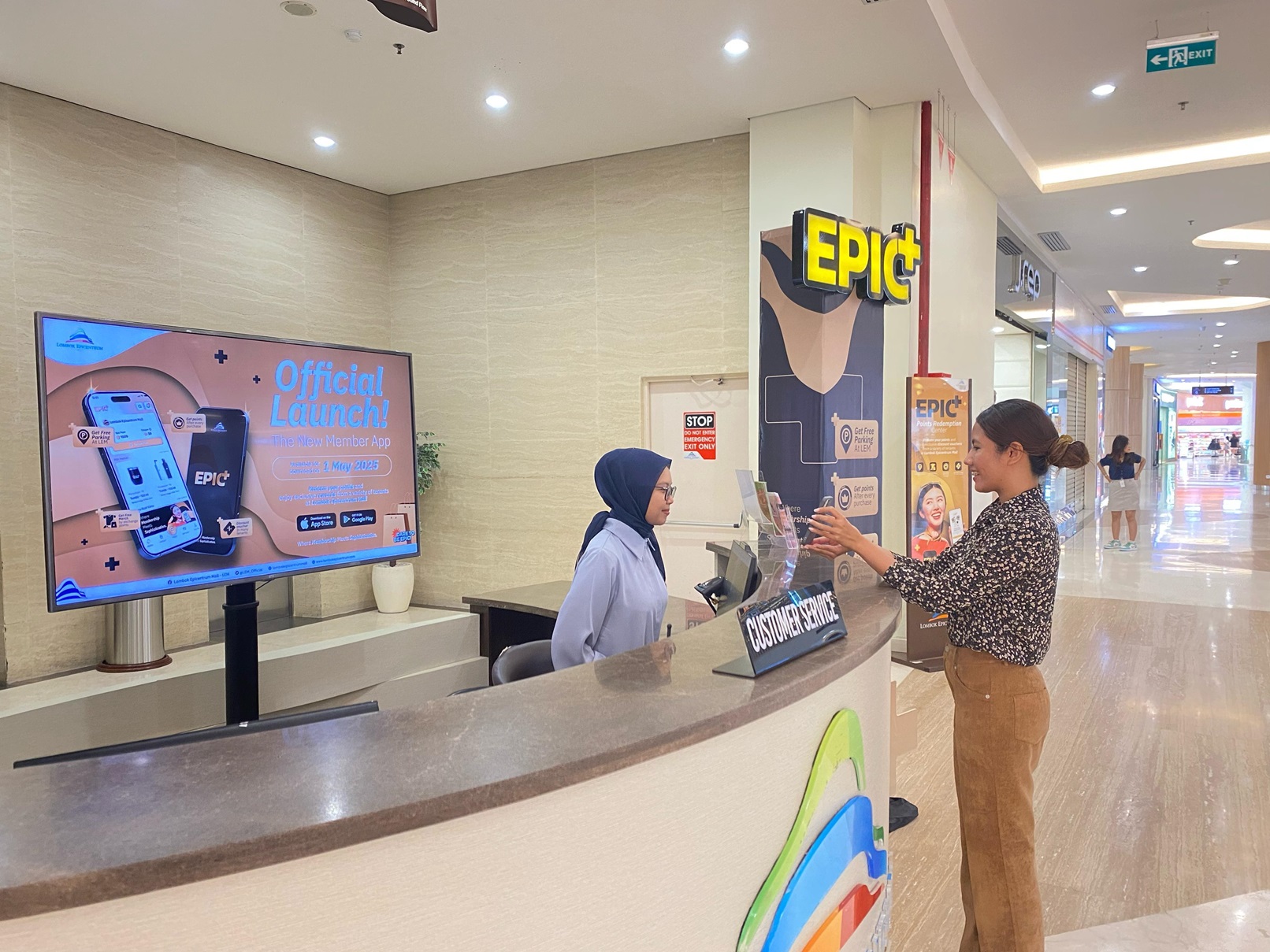 Salah seorang pengunjung LEM yang tengah membuat membership Epic+ saat momen peluncurannya di atrium, Rabu (30/4).