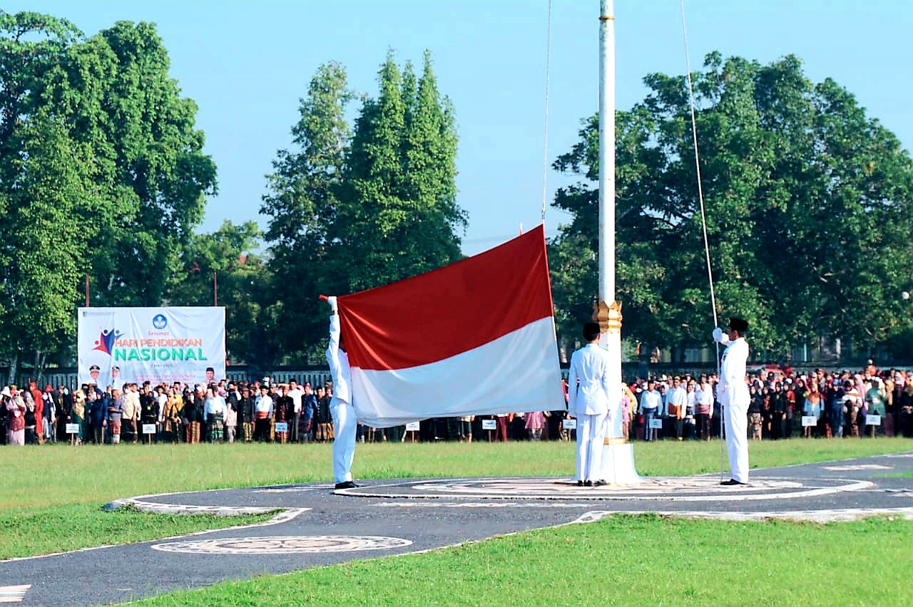 UPACARA: Peringatan Hardiknas di Lobar diwarnai dengan upacara bendera di halaman kantor bupati, Jumat (2/5).