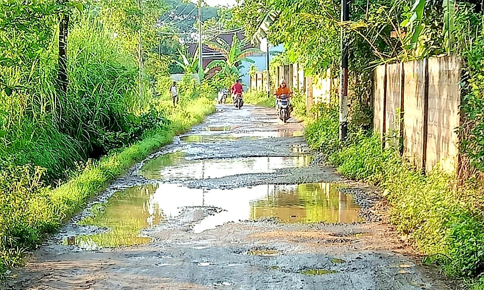 RUSAK PARAH: Kondisi jalan penghubung antara Kabupaten Lombok Barat dan Kota Mataram yang ada di Desa Sesela rusak parah.