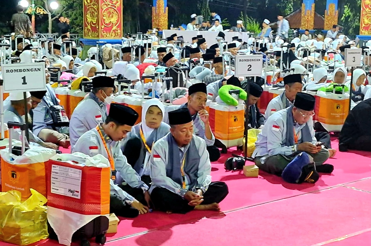 SIAP BERANGKAT: Jamaah calon haji asal Lombok Barat saat menunggu keberangkatan dalam pelepasan di Bencingah Kantor Bupati, Kamis (1/5) lalu.