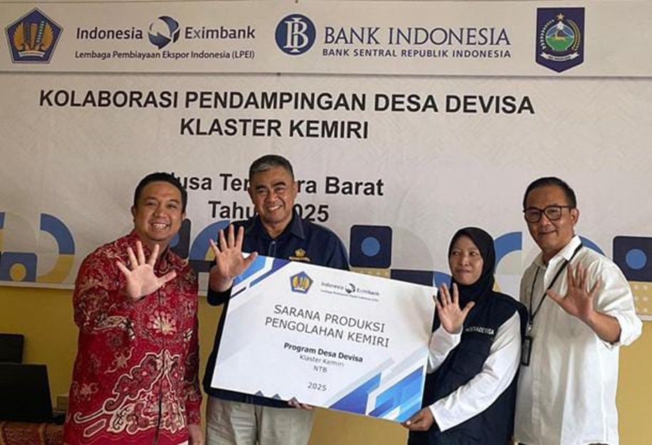 PENDAMPINGAN: Perwakilan petani kemiri sekaligus pemilik PT Mujnah Kemiri Lombok, Mujnah (dua kanan) saat menerima secara simbolis bantuan sarana produksi pengolahan kemiri, di Lombok Tengah.