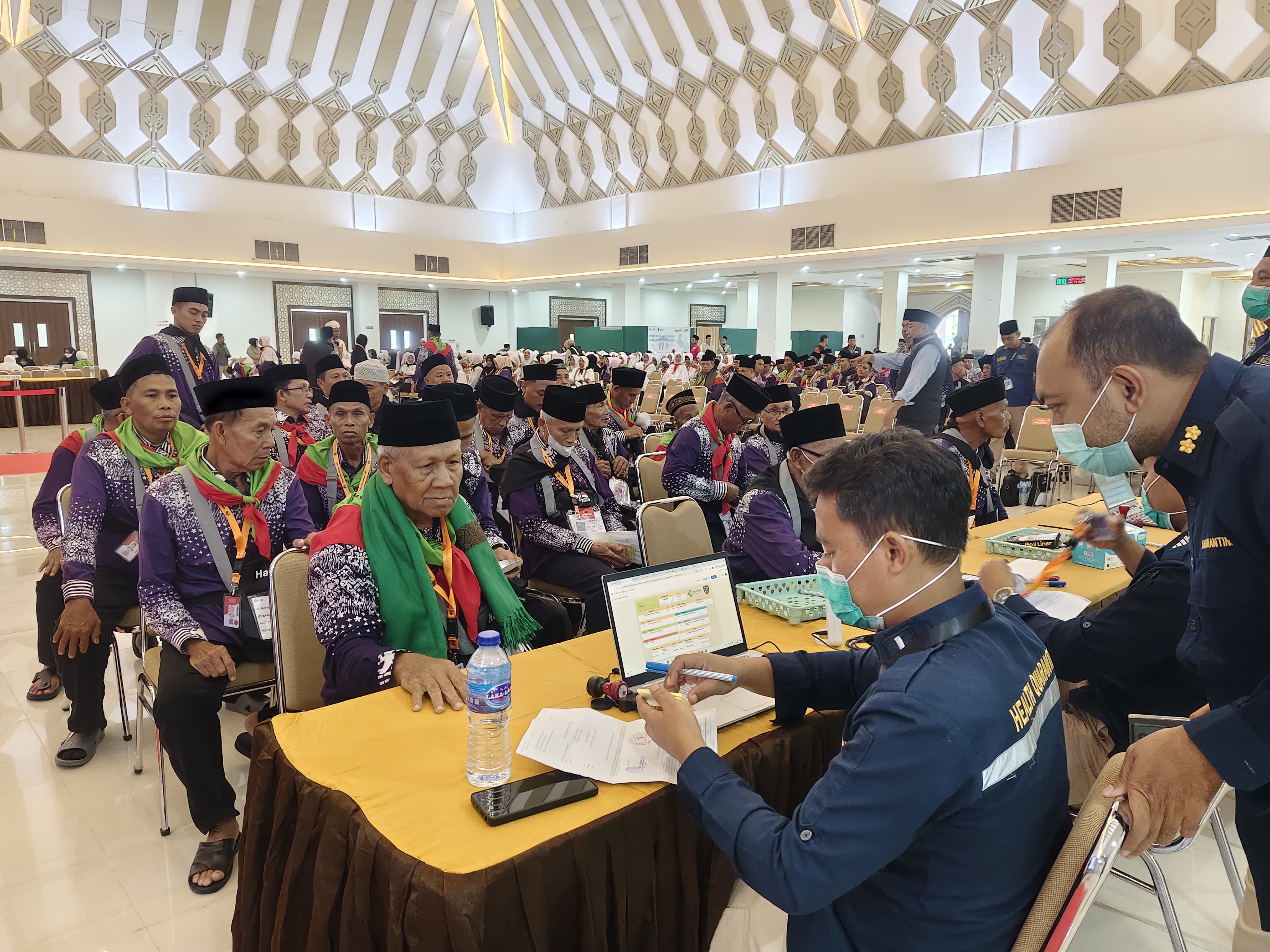 Jamaah Calon Haji asal NTB sedang menjalani proses pemeriksaan kesehatan terakhir.