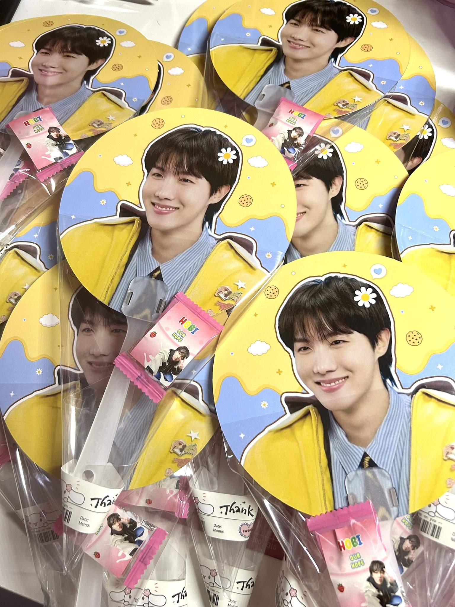 MERCHANDISE: Army menyiapkan freebies untuk merapakan koser J-Hope BTS malam ini.
