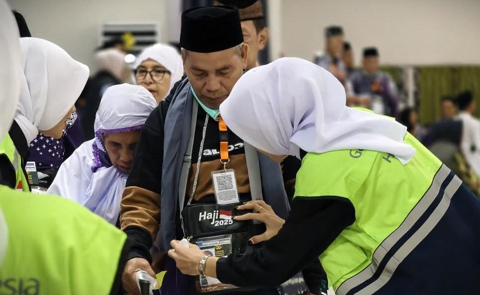 Jumlah Calon Jemaah Haji asal Lombok Barat yang tergabung dalam kloter pertama semula sebanyak 393 orang, terdiri dari 385 jemaah dan delapan petugas pendamping.