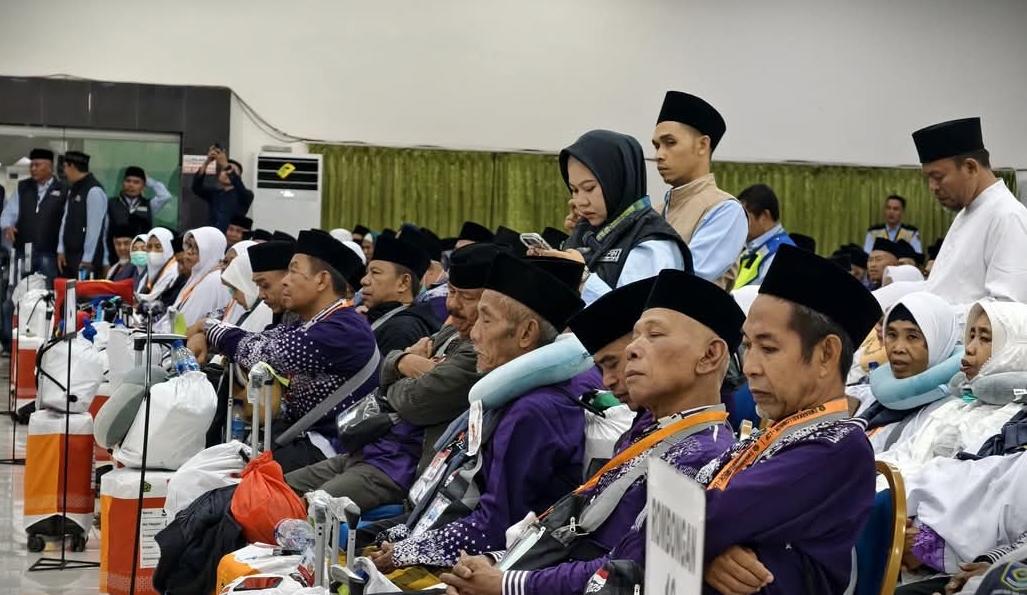 Bagi calon jemaah haji yang belum mendapatkan visa, akan diatur ulang keberangkatannya ke Tanah Suci setelah visa keluar.