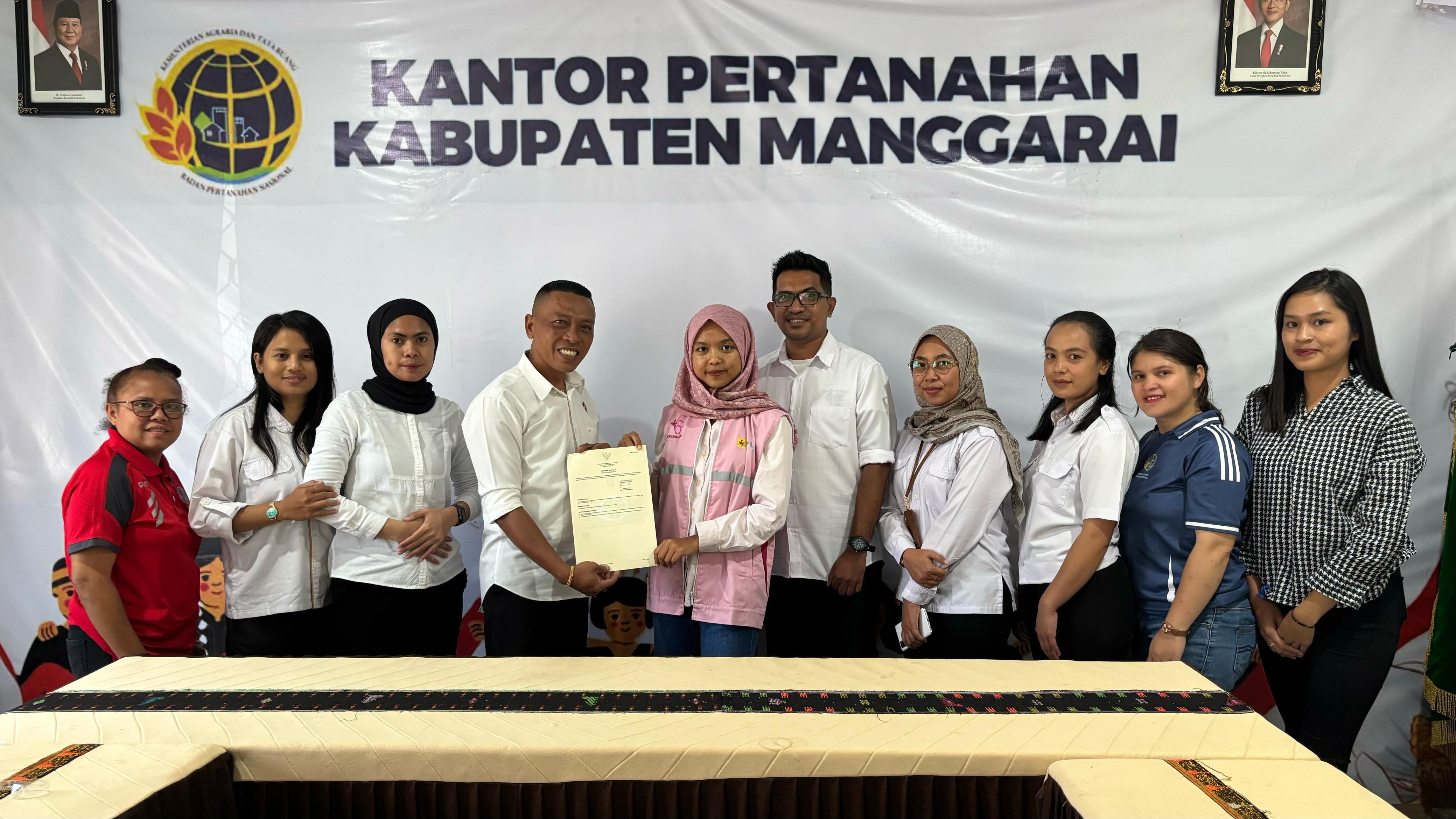 Penyerahan sertifikat aset PLN oleh BPN Manggarai kepada perwakilan Srikandi PLN UPP 2.