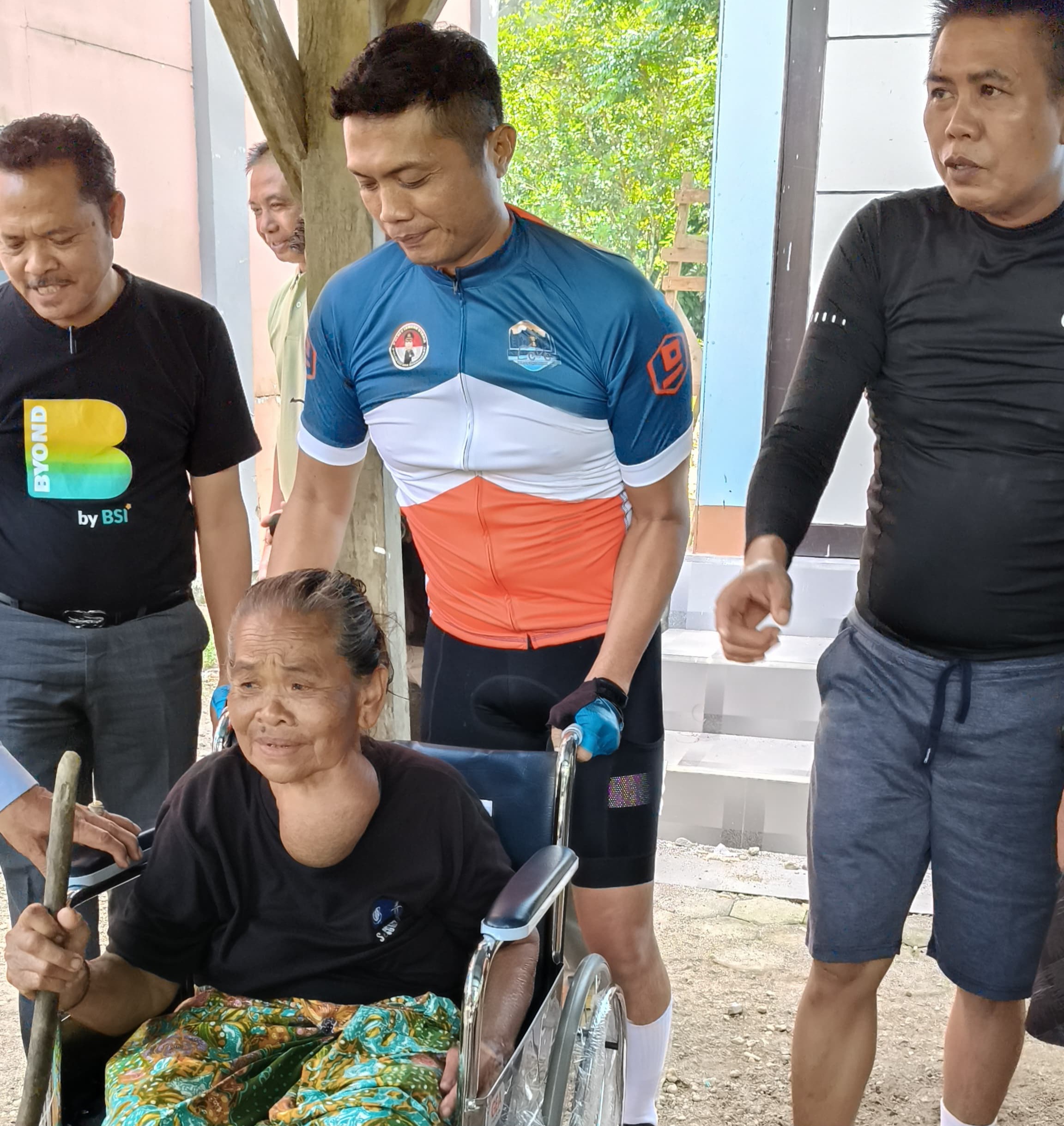 Kapolres Lombok Utara AKBP Agus Purwanta menyerahkan kursi roda kepada salah seorang warga di sela-sela kegiatan gowes kamtibmas, Sabtu (3/5).