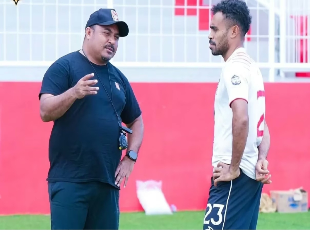 Pelatih Imran Nahumarury sedang berdiskusi dengan Yakob Sayuri
