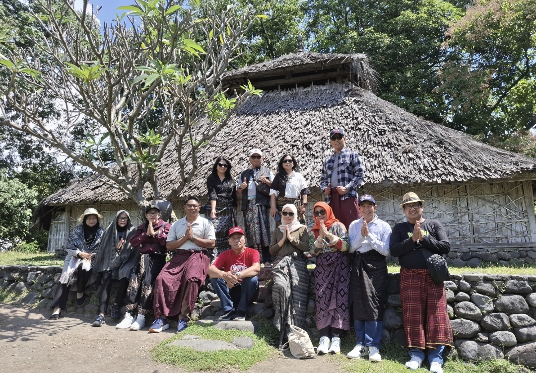 Grup wisatawan asal Surabaya saat berkunjung ke Masjid Bayan Beleq.
