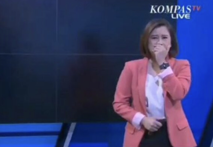 Gita Maharkesri mencoba menahan tangis saat siaran terakhirnya. (Foto: tangakapan layar)