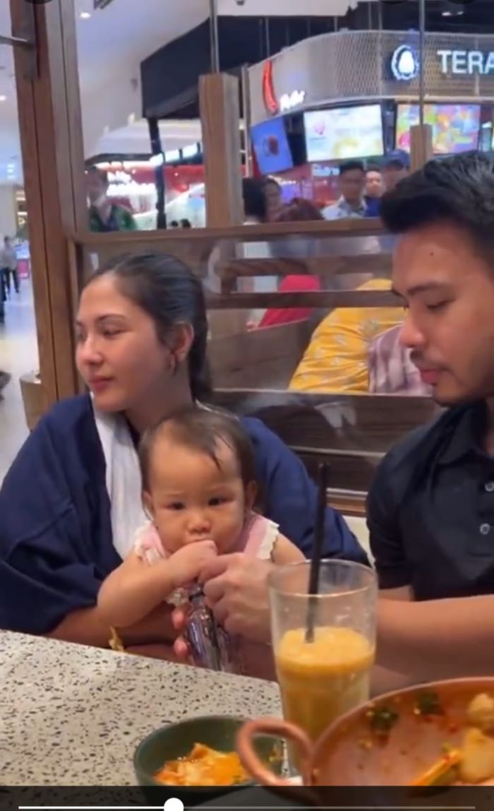 TAMPIL SEDERHANA: Artis cantik Jessica Mila bersama anak dan suami saat makan malam.