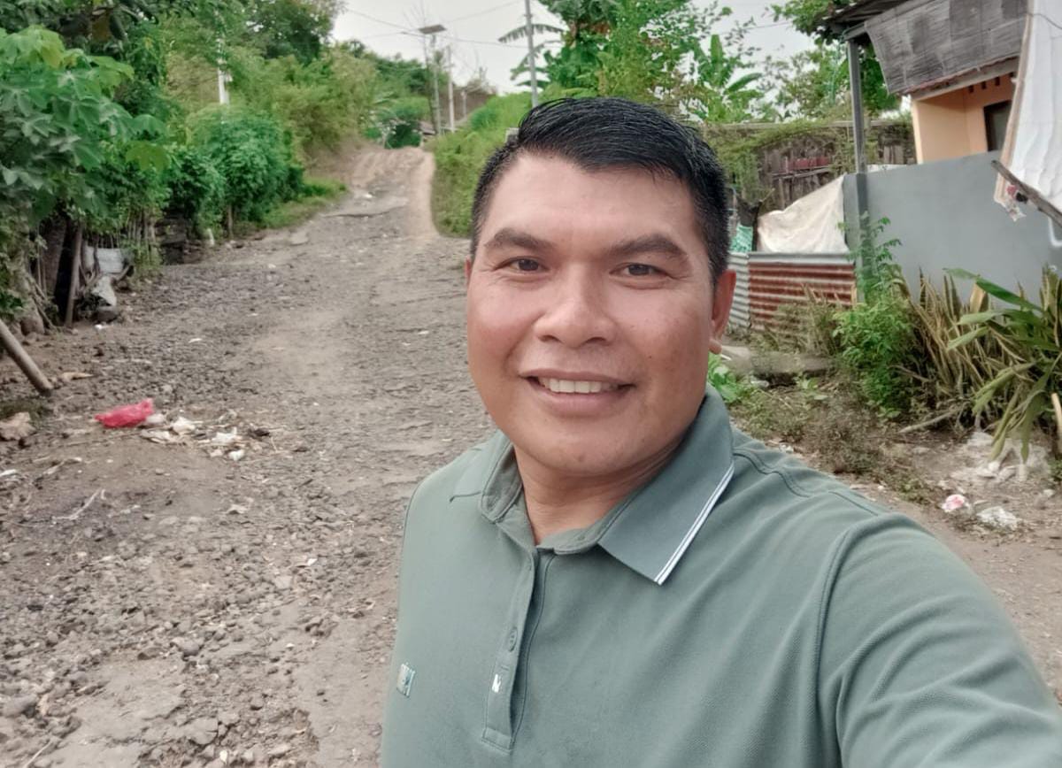 Anggota DPRD KLU Artadi saat menyusuri jalan rusak yang ada di Tanjung, Lombok Utara, Sabtu (3/5).