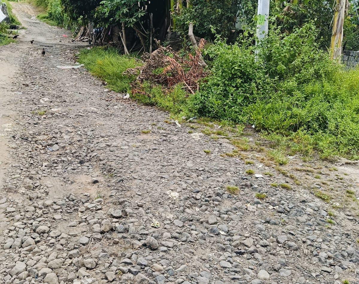 Jalan rusak yang ada di Tanjung ini butuh mendapatkan atensi pemerintah daerah Lombok Utara.