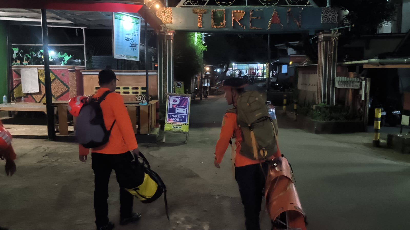 Petugas Basarnas Mataram bersiap memasuki Kawasan Rinjani untuk mengevakuasi wisatawan asing berkewarganegaraan Malaysia melalui jalur Torean, Lombok Utara