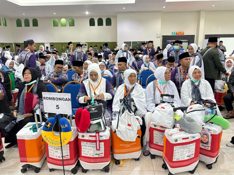 Jamah haji kloter 1 Embarkasi Lombok asal Lombok Barat saat pelepasan di UPT Asrama Haji NTB, Kamis (1/5) lalu. Mereka diberangkatkan ke Tanah Suci pada Jumat (2/5) dini hari.