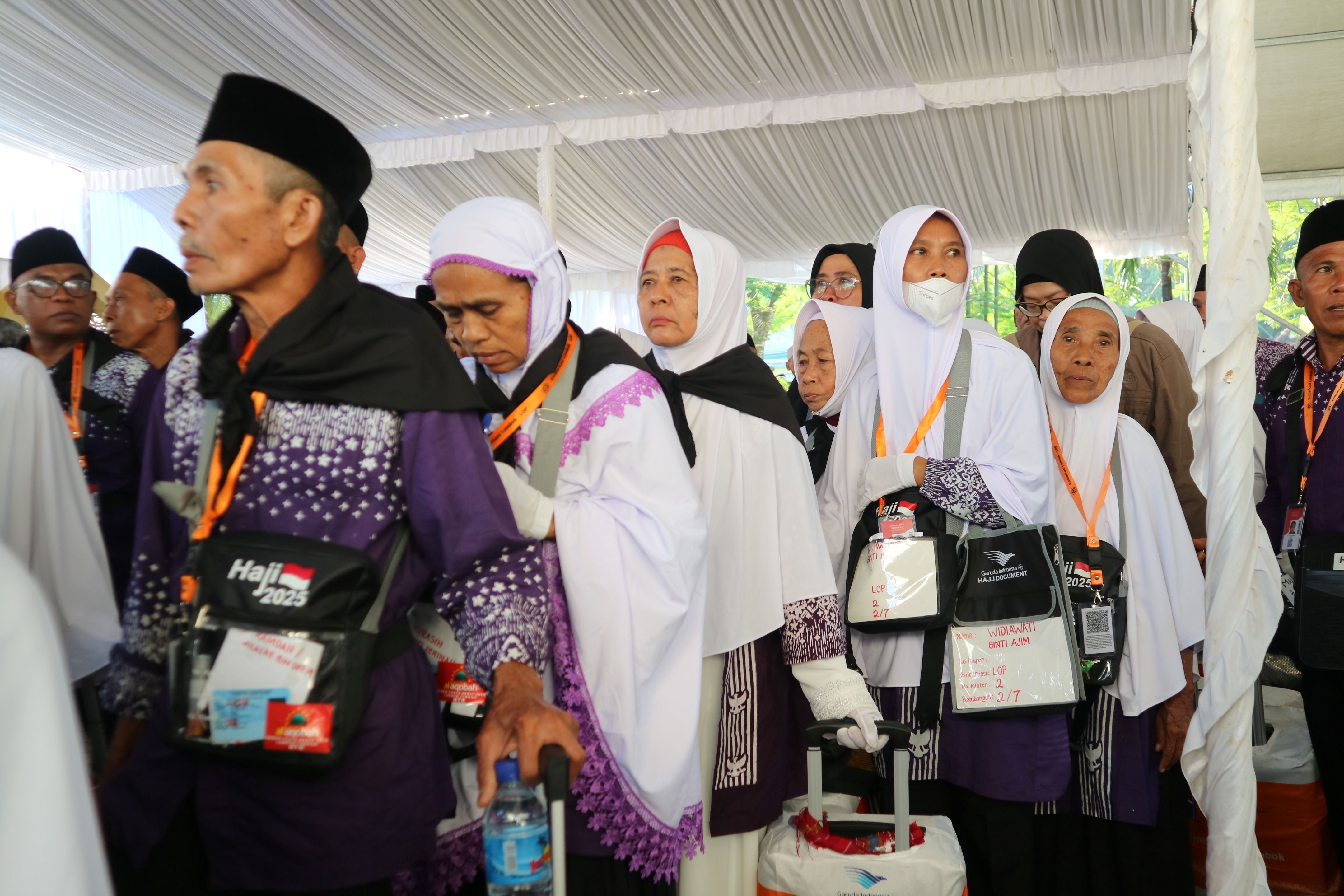 IBADAH HAJI: Ratusan jamaah calon haji kloter 02 asal Lombok Tengah saat pelepasan dan pemberangkatan di halaman Masjid Agung Praya, Jumat (2/5).