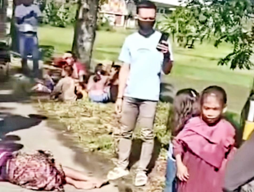 Mobil Pickup yang mengalami kecelakaan tragis yang megangkut 16 penumpang ini tak lain adalah sekelompok keluarga dari Dusun Pedek Anyar, Desa Kuripan Utara Lombok Barat.
