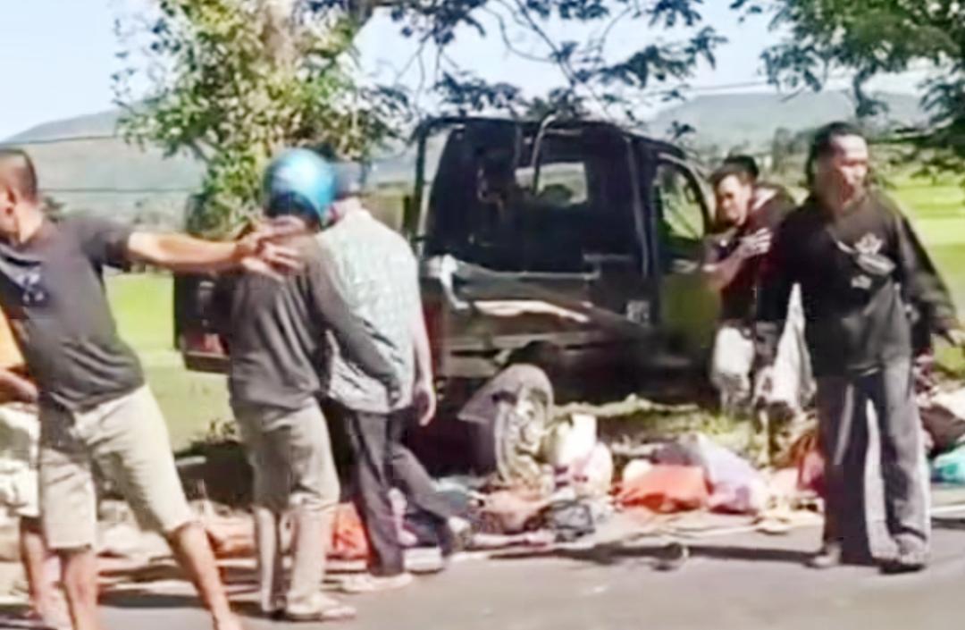 Sebuah mobil pickup Daihatsu dengan nomor polisi DR 8473 KP mengalami kecelakaan tragis di Bundaran Gerung Lombok Barat Nusa Tenggara Barat (NTB) pada Minggu (4/5/2025) sekitar pukul 09.30 Wita.