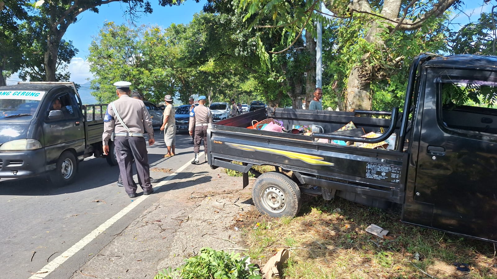 KECELAKAAN: Kecelakaan mobil pikap mengangkut penumpang sekitar 19 orang menyebabkan seorang anak berusia 8 tahun meninggal dunia, Minggu (4/5).