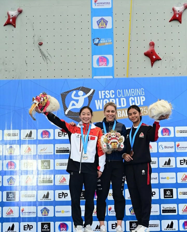 Atlet panjat tebing putri Kadek Adi Asih (kanan) meraih medali perunggu dalam ajang IFSC World Cup Bali 2025, di Nusa Dua, Bali.