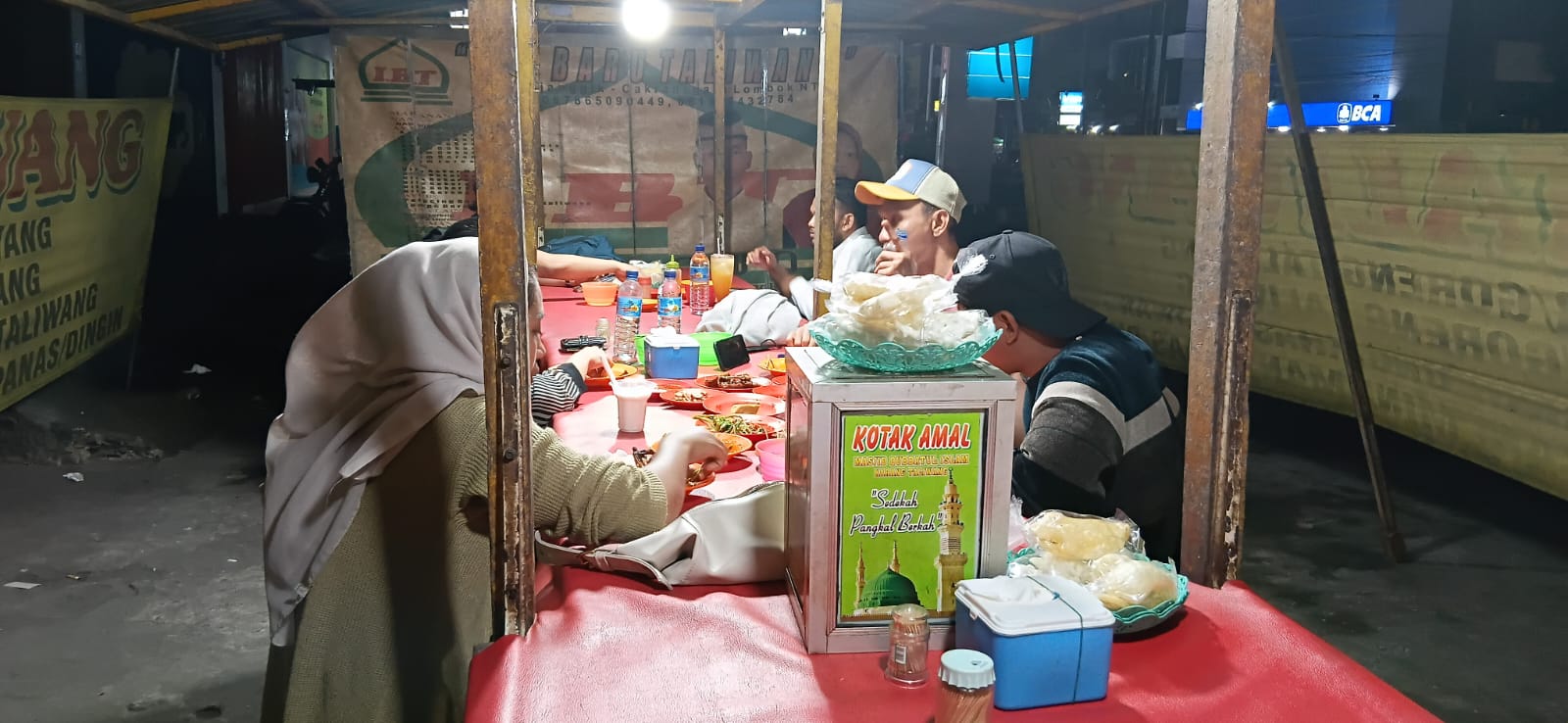 Wisatawan sedang menikmati nikmatnya makanan pedas di warung Taliwang kaki lima pinggiran jalan Cakranegara, beberapa hari lalu.