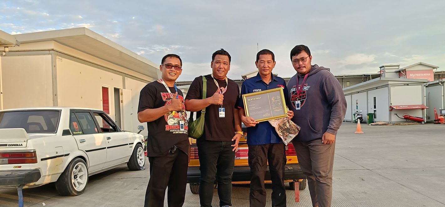 TANDA TERIMA KASIH: Forum Komunitas Fantastik memberikan cendera mata ke pihak MGPA atas dukungan komunitas di NTB selama ini.