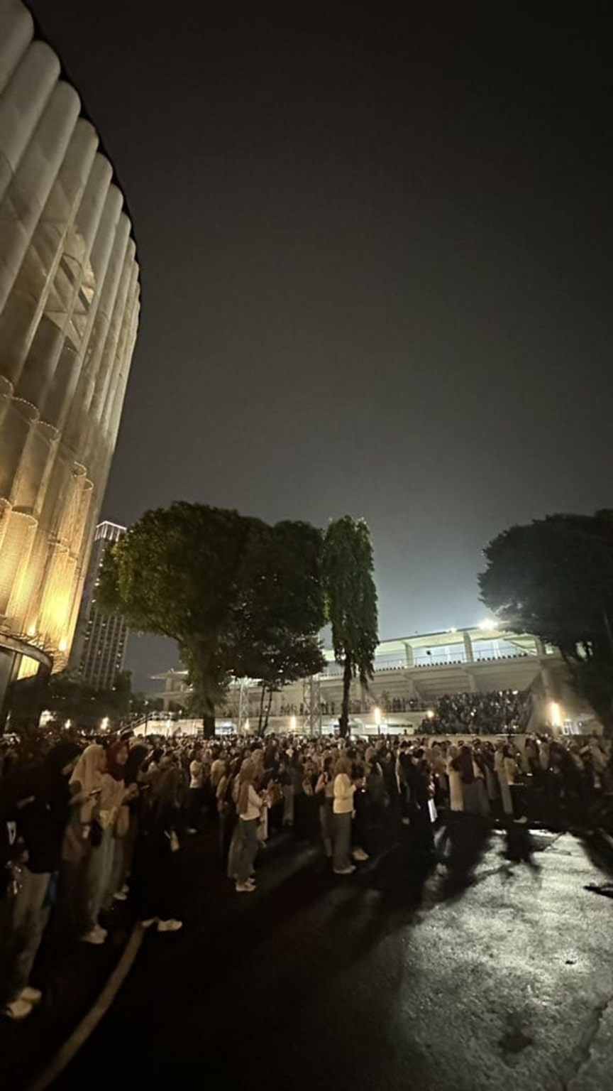 Kondisi penggemar DAY6 yang mengantri di luar venue konser.