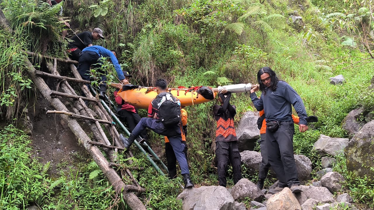 Tim Sar Gabungan Berhasil Evakuasi Jenazah Wisatawan Malaysia dari Jurang Jalur Torean Gunung Rinjani, Minggu (4/5).